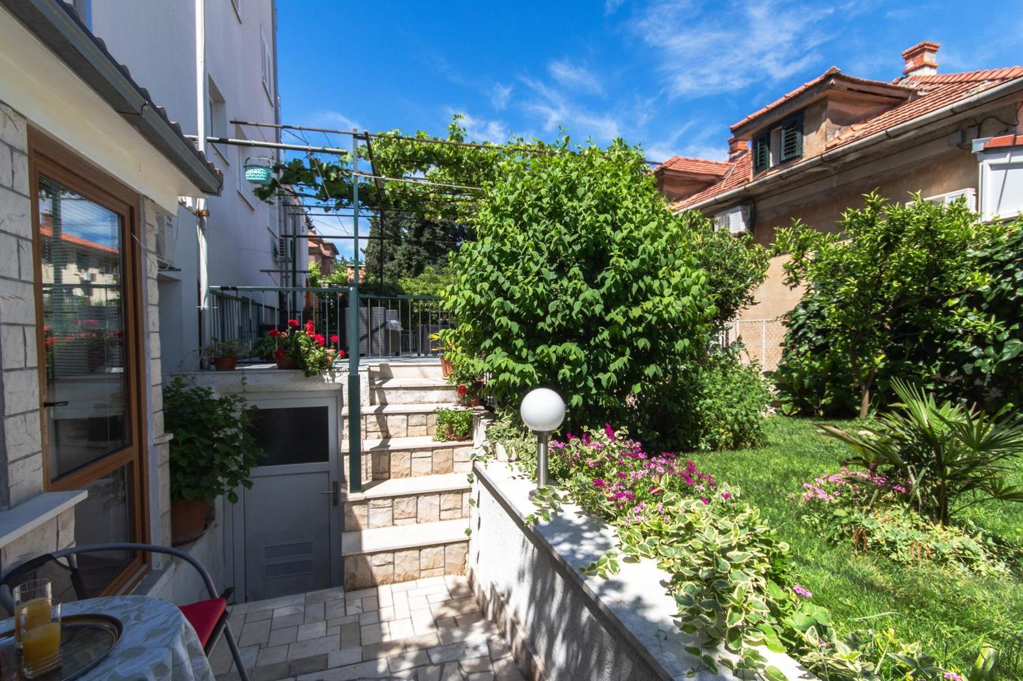 Marjan Hill 3-Br Apt,5 Guests Private Garden Near Beach Сплит Экстерьер фото
